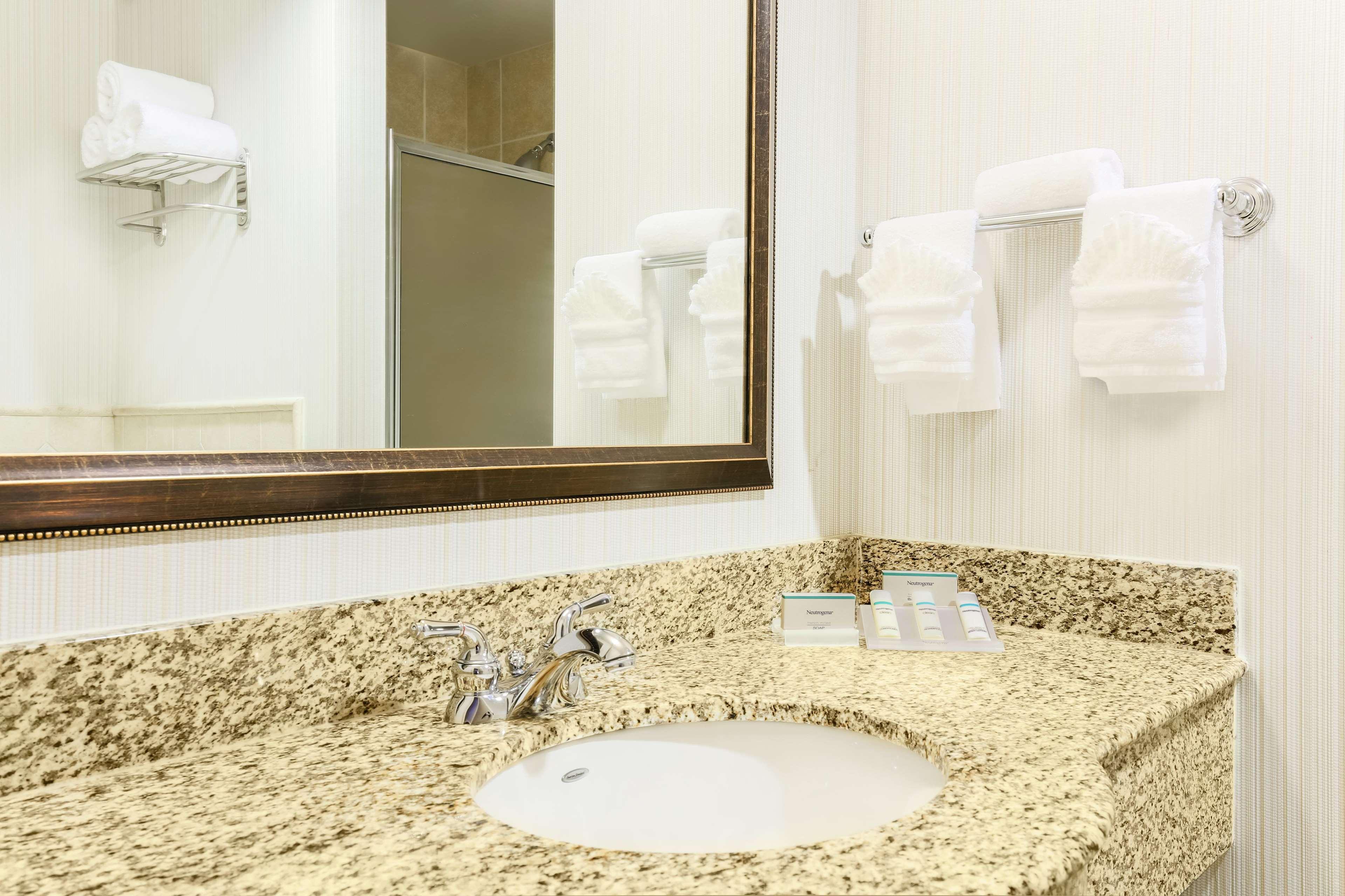 Hilton Garden Inn Dallas Луисвил Екстериор снимка