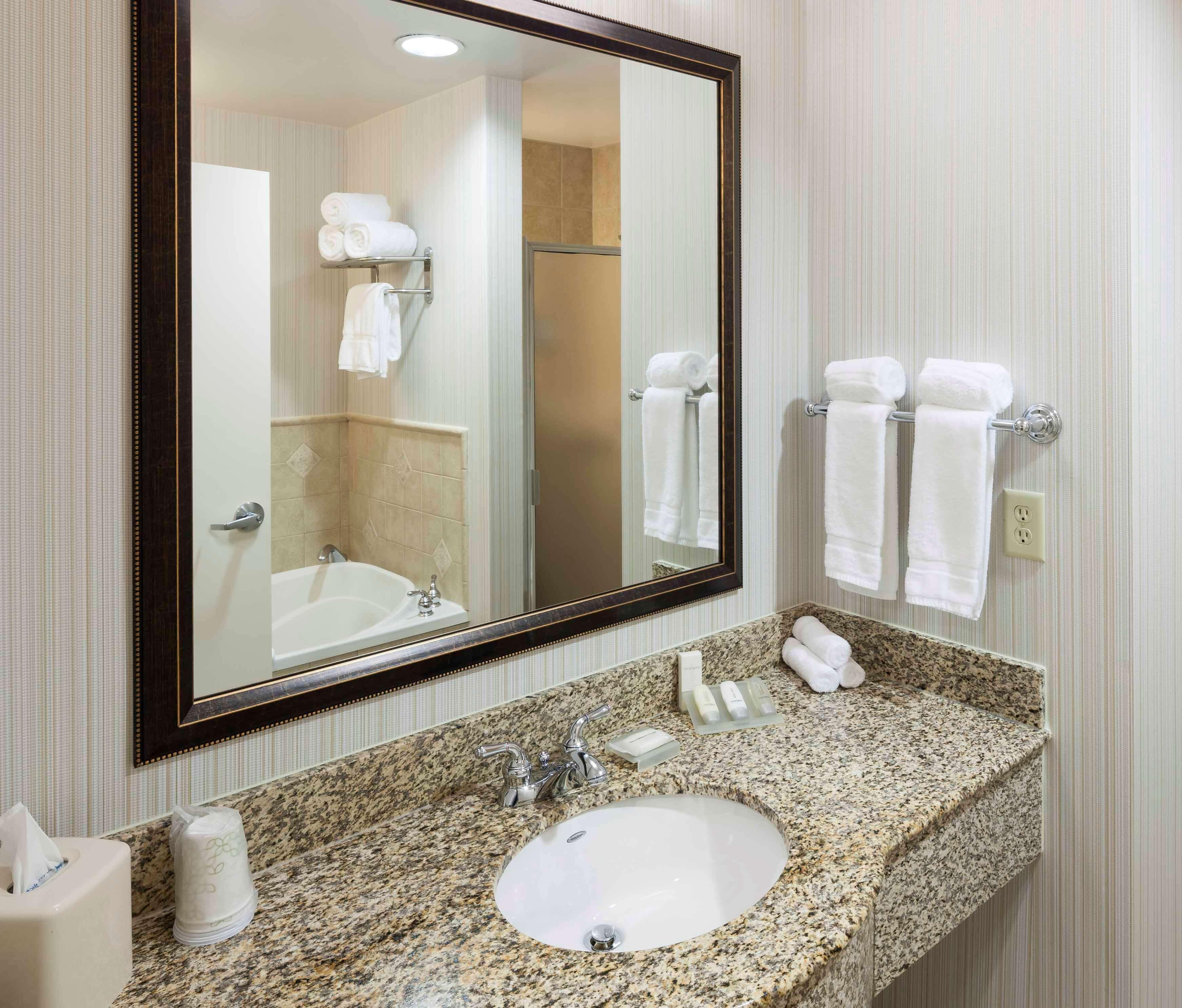 Hilton Garden Inn Dallas Луисвил Екстериор снимка