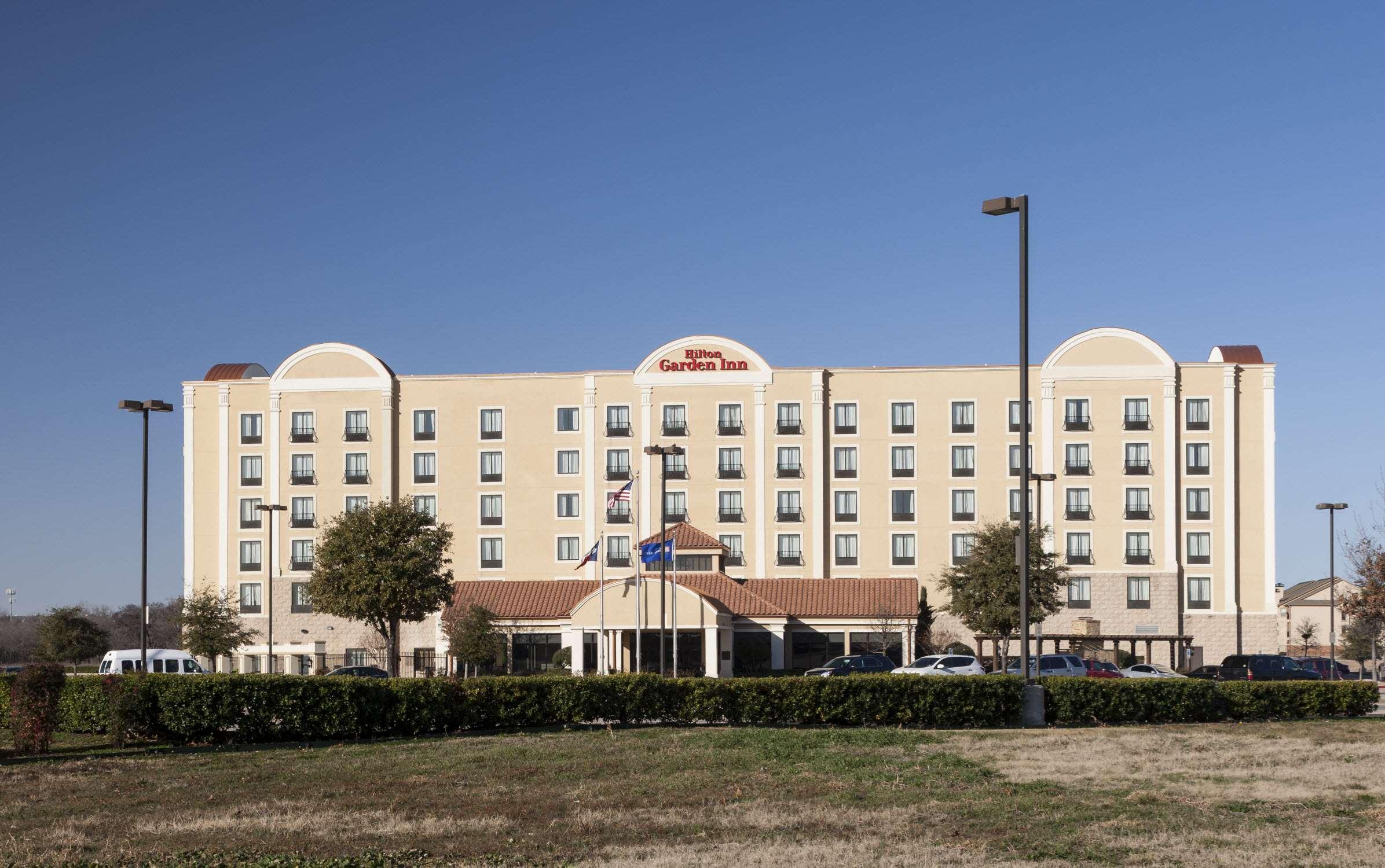 Hilton Garden Inn Dallas Луисвил Екстериор снимка