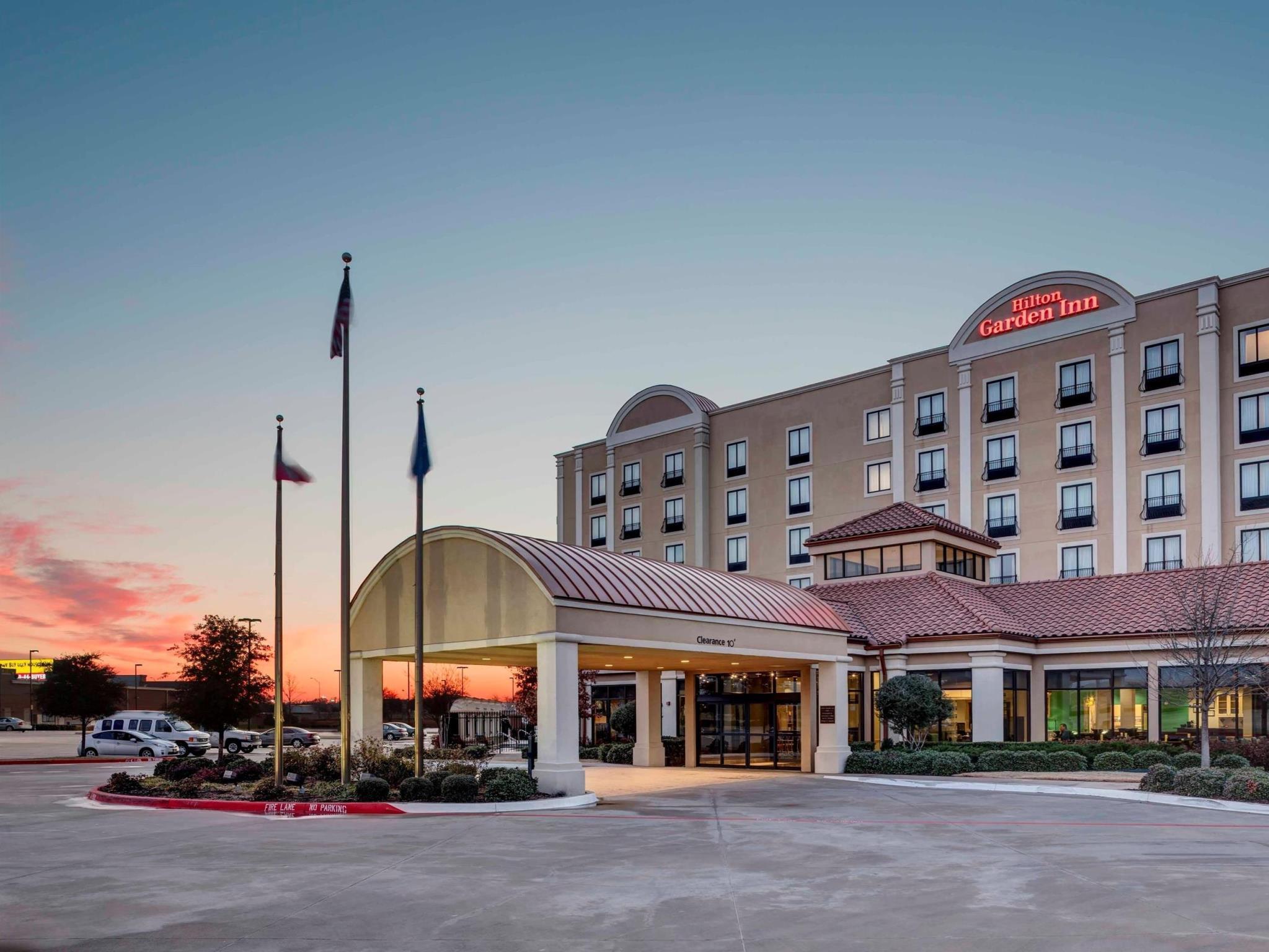 Hilton Garden Inn Dallas Луисвил Екстериор снимка