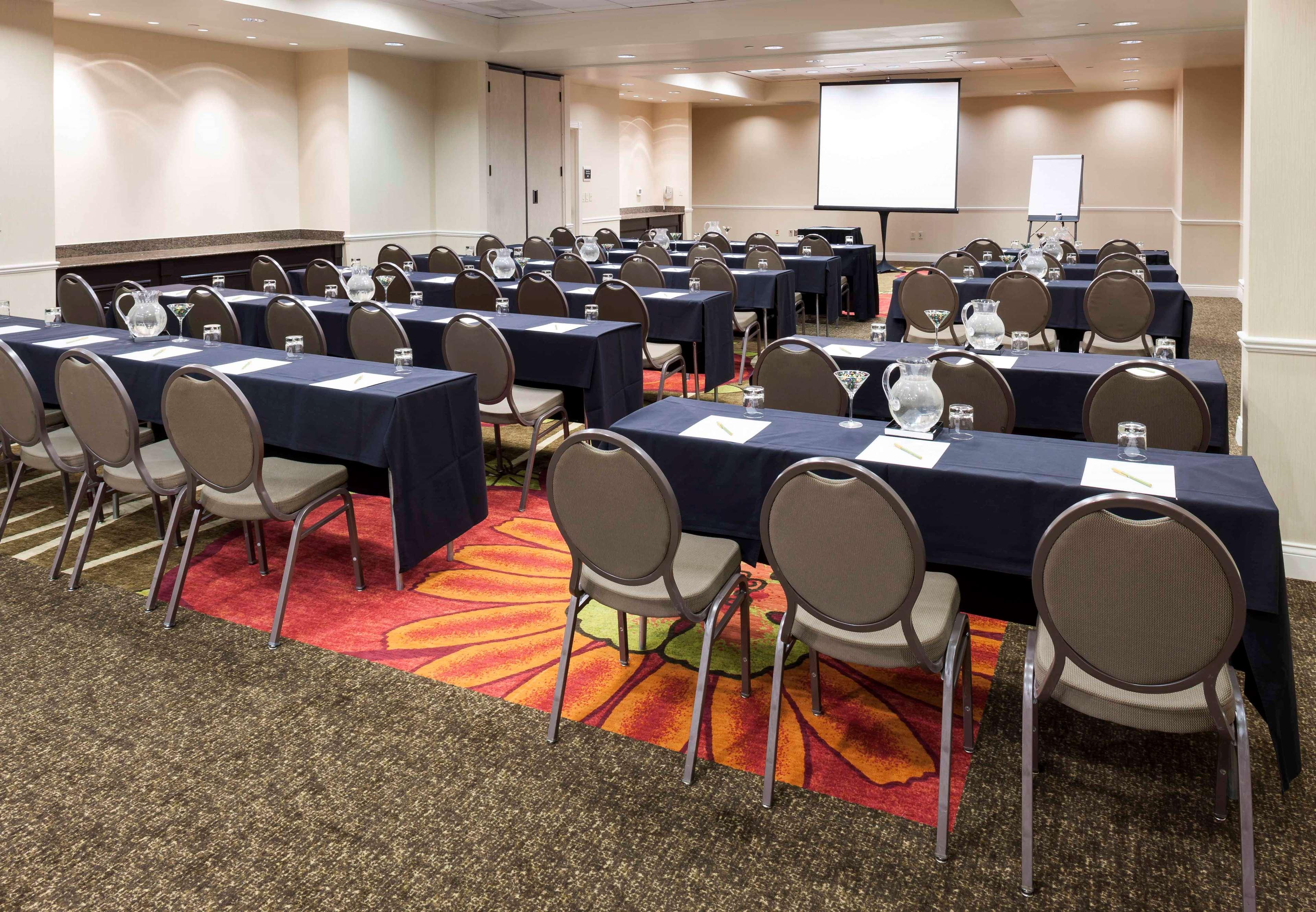Hilton Garden Inn Dallas Луисвил Екстериор снимка