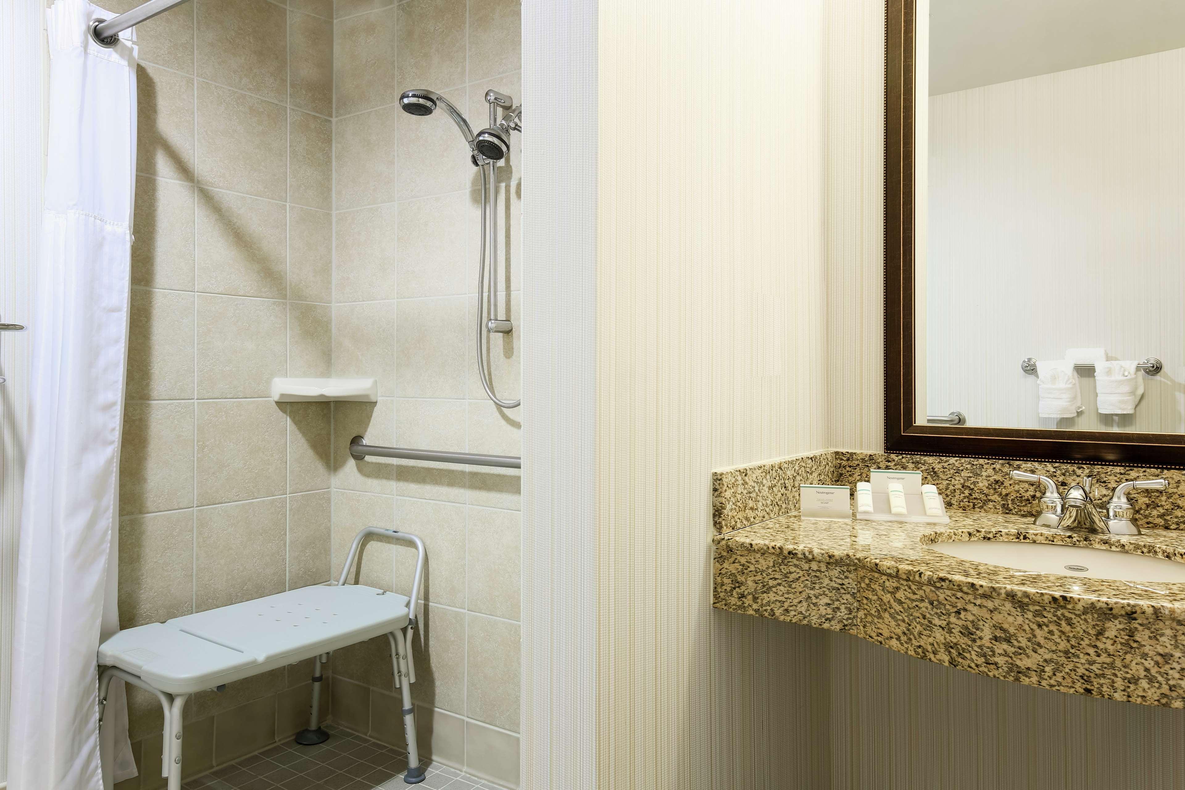 Hilton Garden Inn Dallas Луисвил Екстериор снимка