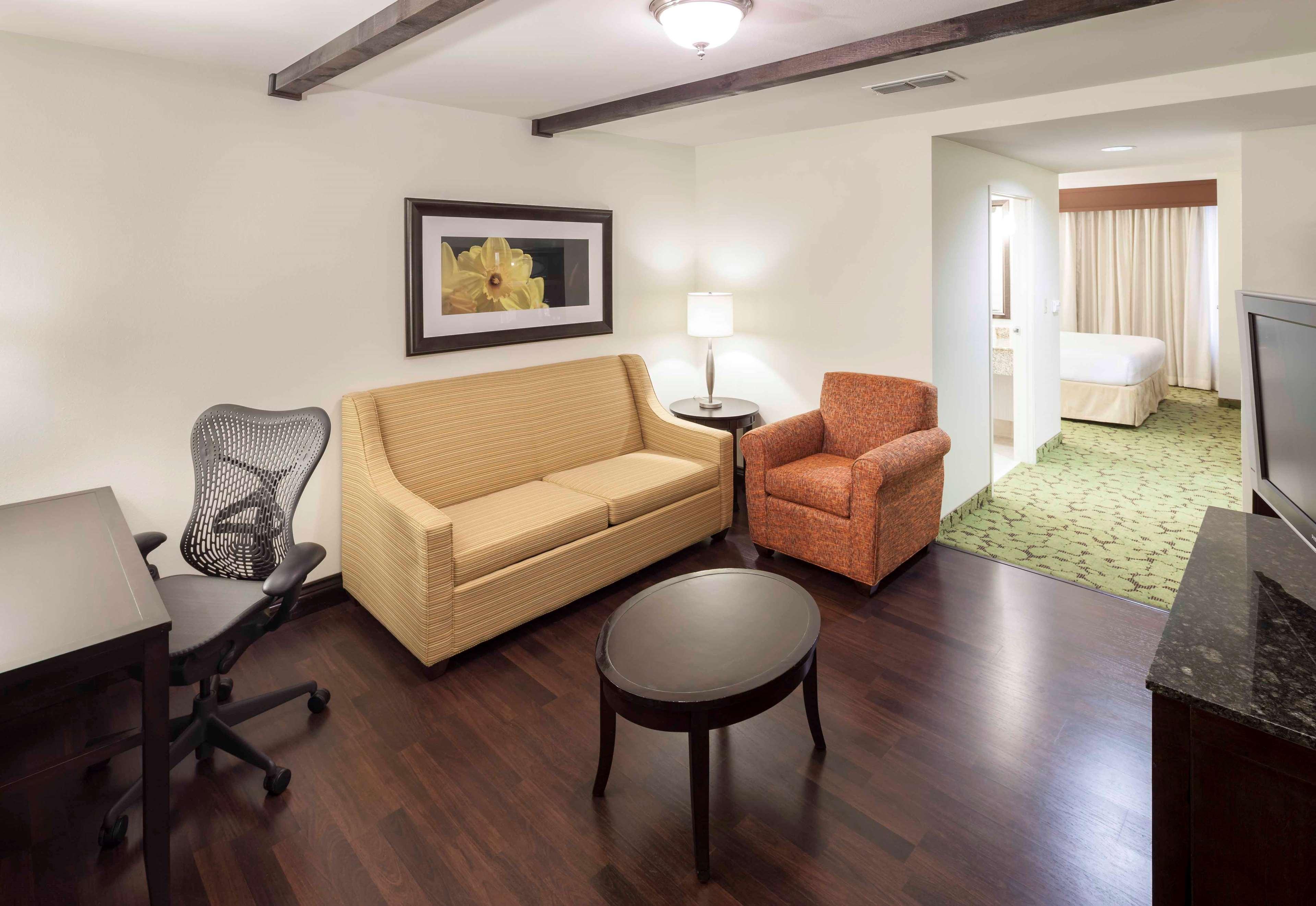 Hilton Garden Inn Dallas Луисвил Екстериор снимка