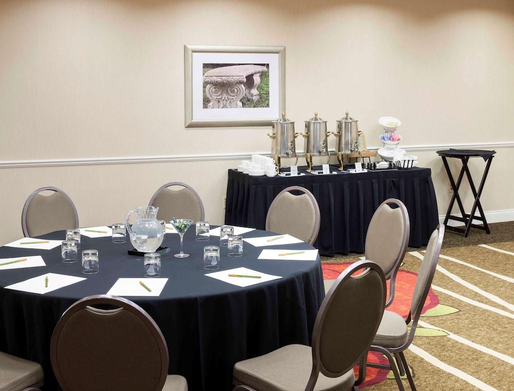 Hilton Garden Inn Dallas Луисвил Екстериор снимка