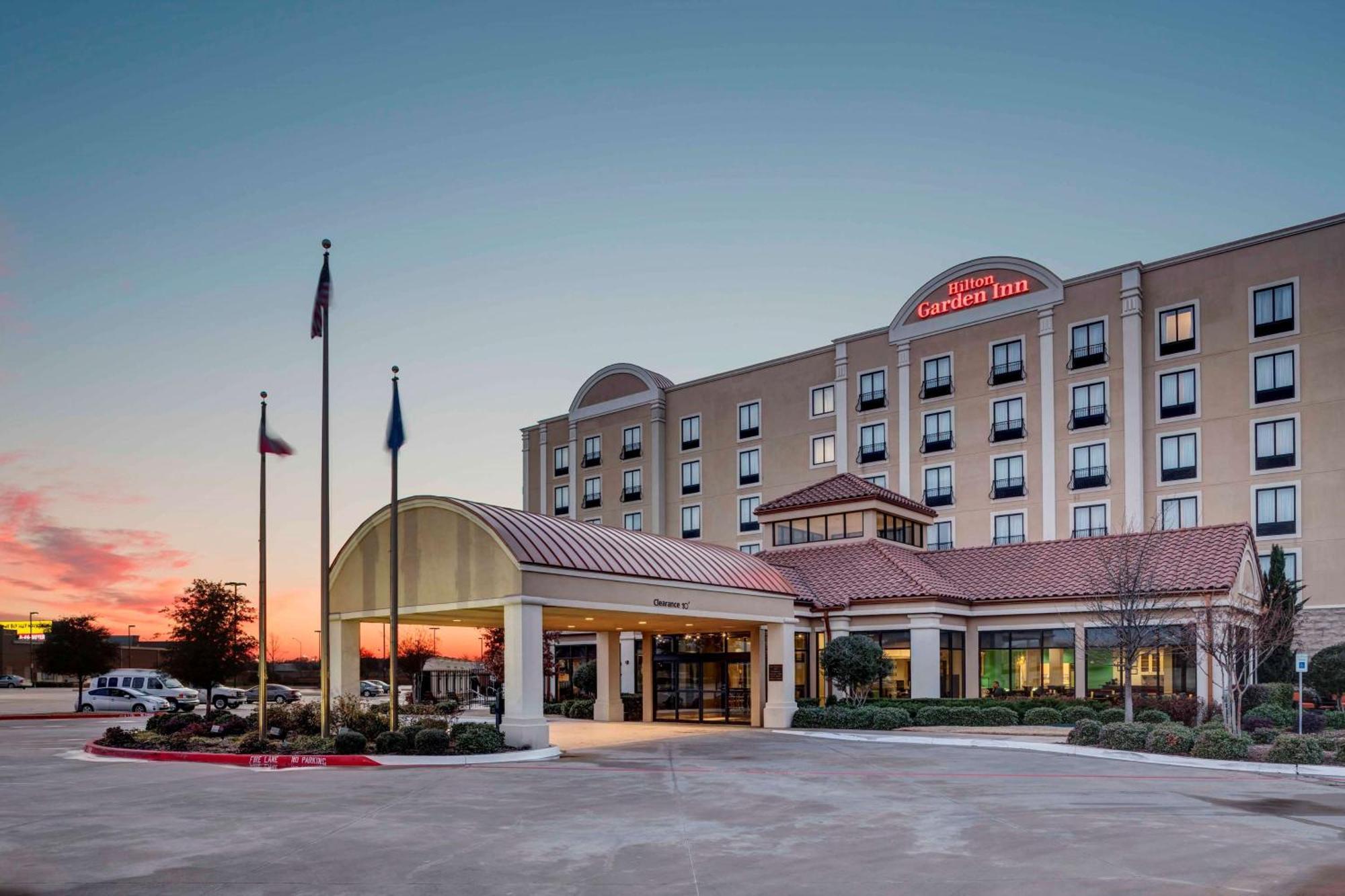 Hilton Garden Inn Dallas Луисвил Екстериор снимка