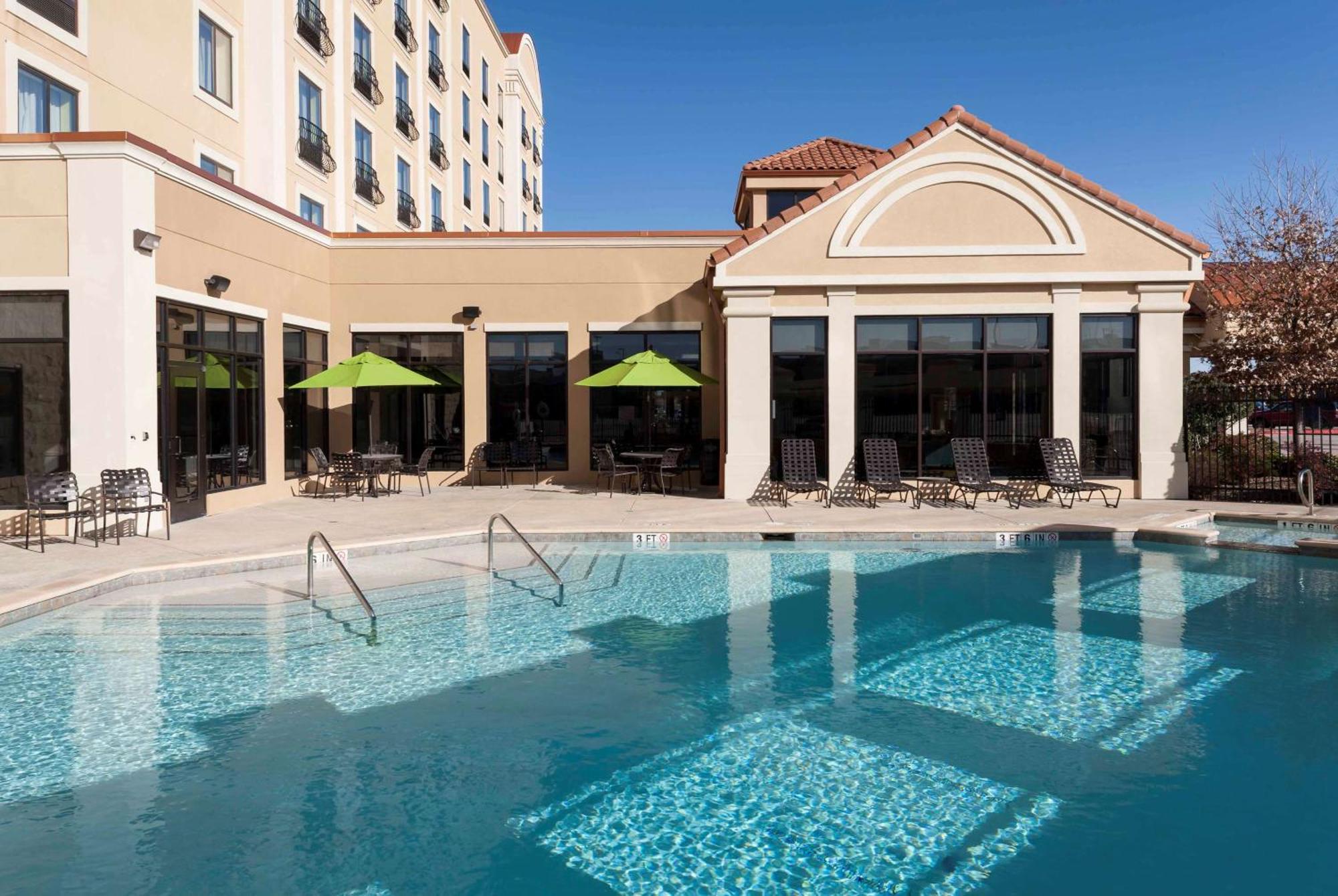 Hilton Garden Inn Dallas Луисвил Екстериор снимка