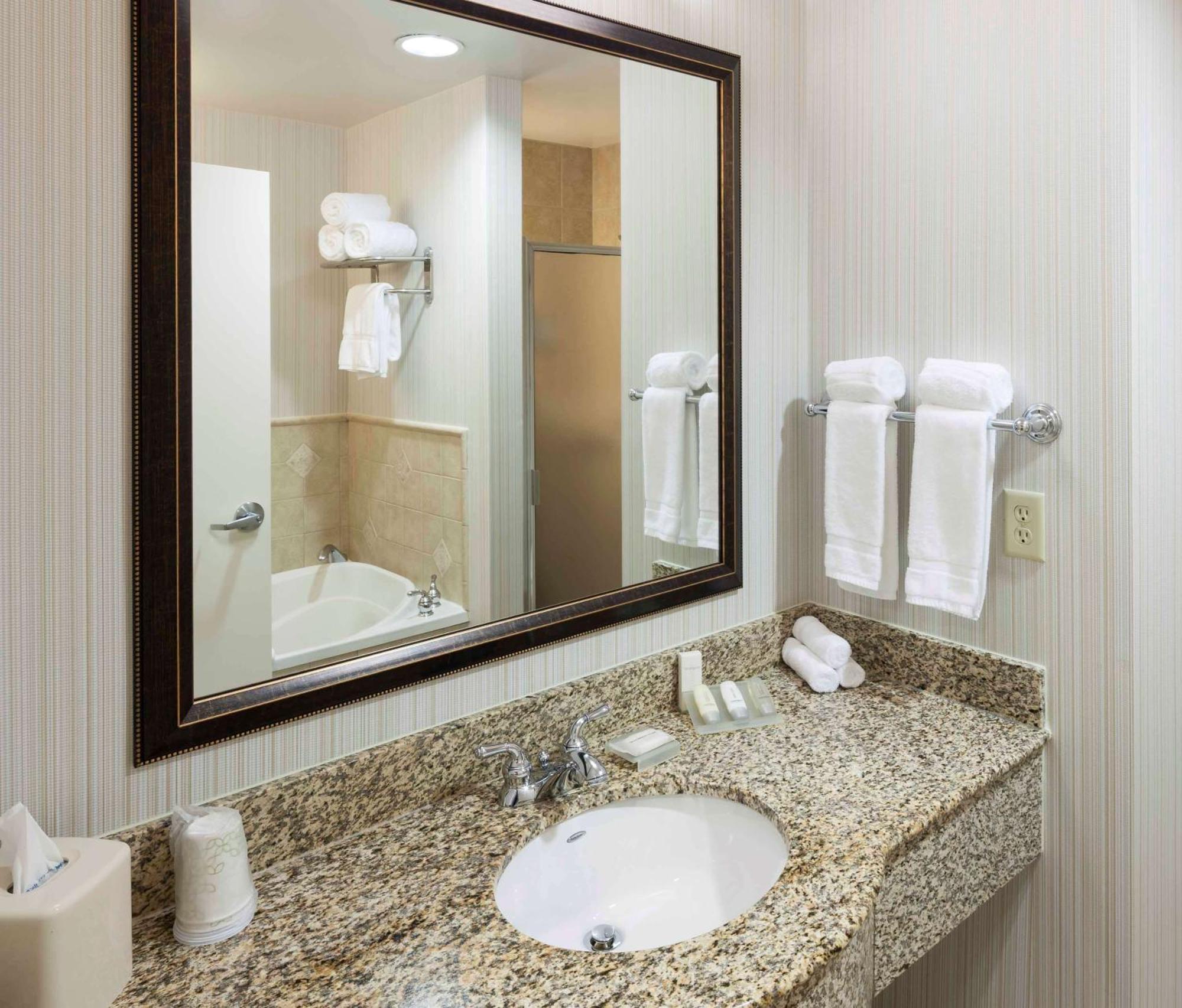Hilton Garden Inn Dallas Луисвил Екстериор снимка